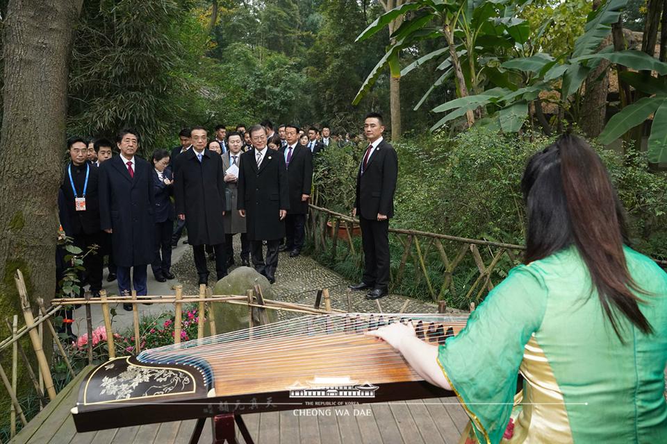 문재인 대통령과 아베 총리, 리커창 총리가 24일(현지시간) 중국 쓰촨성 청두 두보초당에서 연주를 감상하고 있다.