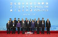 문재인 대통령, 리커창 중국 총리, 아베 일본 총리가 24일 중국 쓰촨성 청두 세기성 박람회장에서 열린 제7차 한중일 비즈니스 서밋에 참석해 기념촬영하고 있다. 