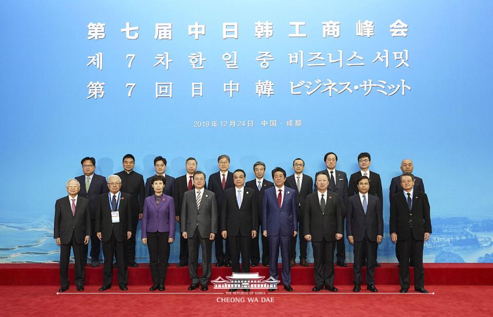문재인 대통령, 리커창 중국 총리, 아베 일본 총리가 24일 중국 쓰촨성 청두 세기성 박람회장에서 열린 제7차 한중일 비즈니스 서밋에 참석해 기념촬영하고 있다. 
