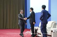 문재인 대통령과 리커창 중국 총리, 아베 일본 총리가 24일(현지시간) 쓰촨성 청두 세기성 박람회장에서 열린 한중일 비즈니스 서밋에서 인사를 나누고 있다.
