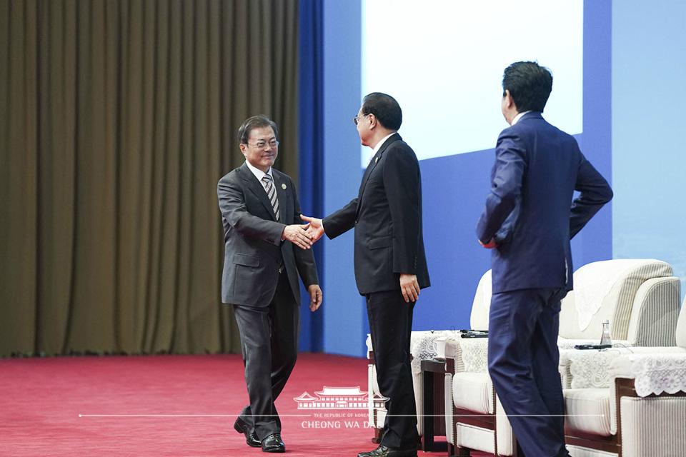 문재인 대통령과 리커창 중국 총리, 아베 일본 총리가 24일(현지시간) 쓰촨성 청두 세기성 박람회장에서 열린 한중일 비즈니스 서밋에서 인사를 나누고 있다.
