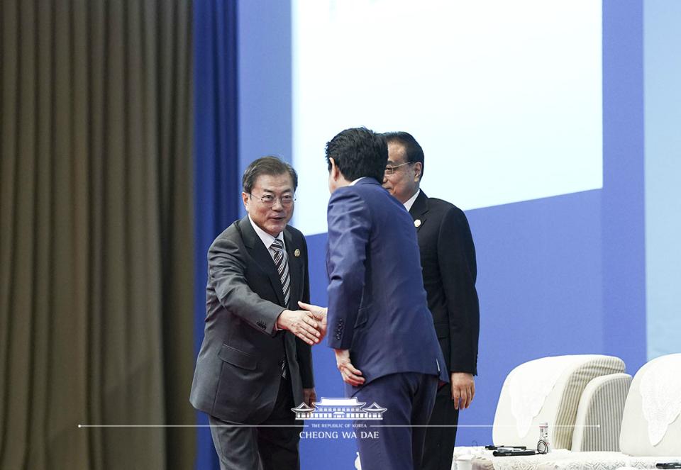 문재인 대통령과 리커창 중국 총리, 아베 일본 총리가 24일(현지시간) 쓰촨성 청두 세기성 박람회장에서 열린 한중일 비즈니스 서밋에서 인사를 나누고 있다.
