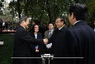 문재인 대통령과 리커창 중국 총리, 아베 일본 총리가 24일(현지시간) 중국 쓰촨성 청두 두보초당 관람을 마친 후 작별 인사를 하고 있다.