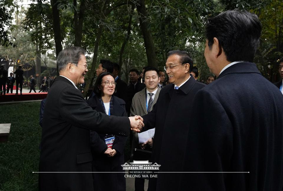 문재인 대통령과 리커창 중국 총리, 아베 일본 총리가 24일(현지시간) 중국 쓰촨성 청두 두보초당 관람을 마친 후 작별 인사를 하고 있다.