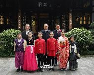문재인 대통령과 리커창 중국 국무원 총리, 아베 신조 일본 총리가 24일 중국 쓰촨성 청두 두보초당에서 열린 한중일 협력 20주년 기념 제막식에서 각국 아동들과 기념촬영하고 있다.
