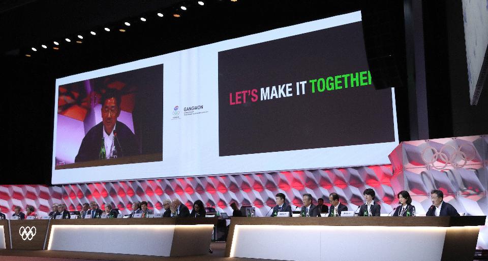 박양우 문화체육관광부 장관이 10일 제135회 국제올림픽위원회(IOC) 총회가 열린 스위스 로잔 스위스 테크 컨벤션 센터(STCC)에서 2024 동계청소년올림픽  프리젠테이션을 하고 있다.