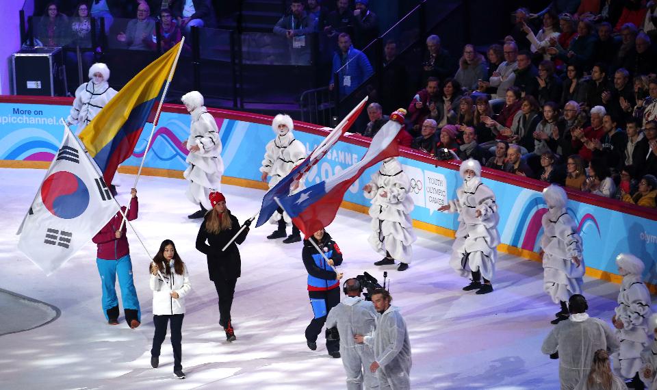 9일 스위스 로잔 보두아즈 아레나에서 열린 2020 로잔 동계청소년올림픽 개막식에서 유영이 태극기를 들고 입장하고 있다.