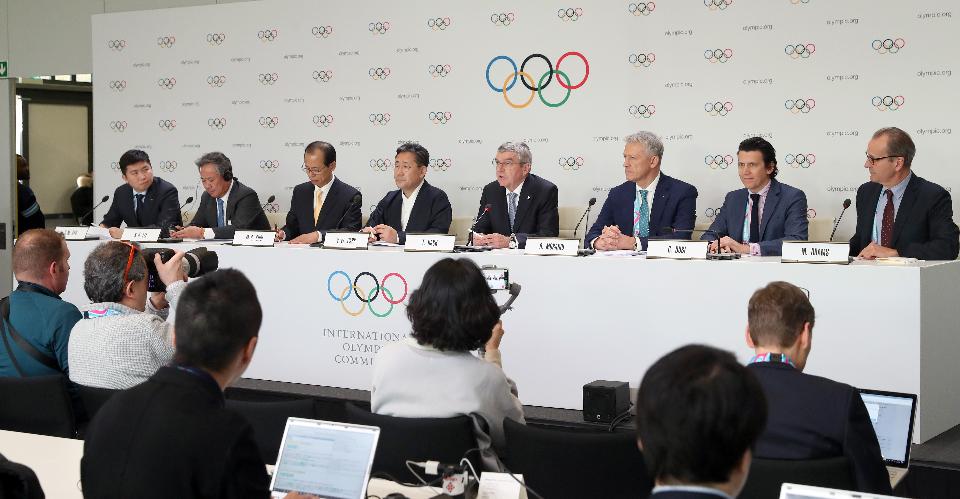 토마스 바흐 국제올림픽위원회(IOC) 위원장이 10일 제135회 국제올림픽위원회(IOC) 총회가 열린 스위스 로잔 스위스 테크 컨벤션 센터(STCC)에서 2024 동계청소년올림픽의 강원도 개최가 확정된 뒤 기자회견을 하고 있다.
