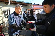 박삼득 국가보훈처장이 15일 충남 천안에 위치한 복지 현장을 방문하여 직원들과 함께 사랑의 연탄배달 봉사를 하고 있다.