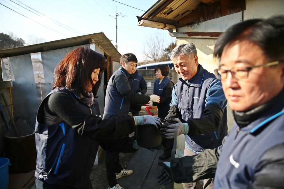 박삼득 국가보훈처장이 15일 충남 천안에 위치한 복지 현장을 방문하여 직원들과 함께 사랑의 연탄배달 봉사를 하고 있다.