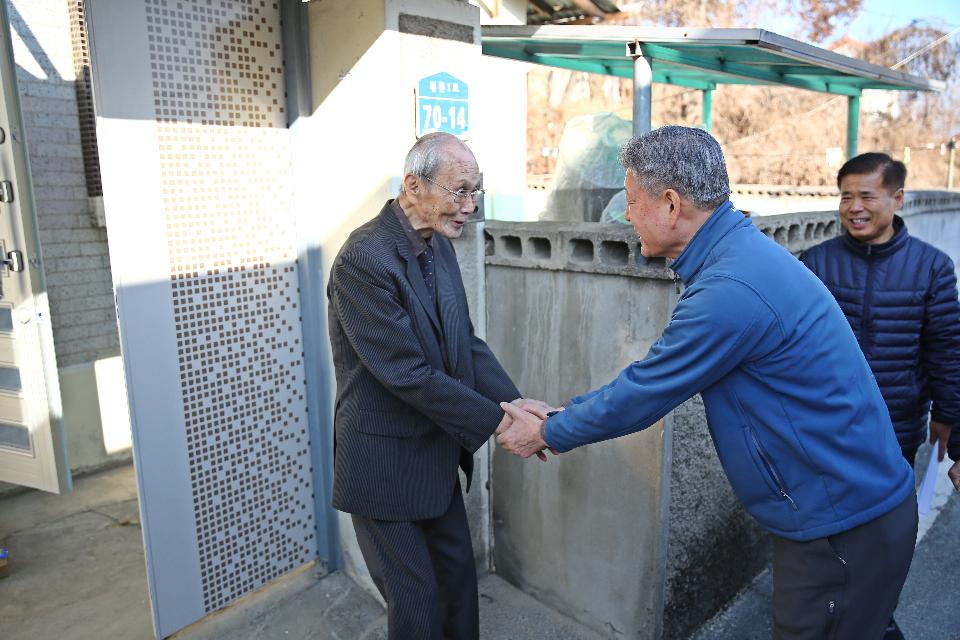 박삼득 국가보훈처장이 15일 충남 천안에 위치한 조성순(92) 참전유공자의 자택을 방문하여 위문 및 환담을 나누고 있다.