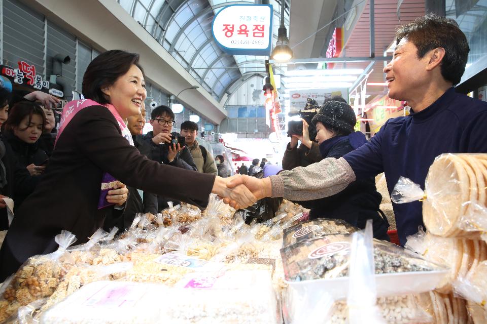 박영선 중소벤처기업부 장관이 16일 서울 강동구 암사종합시장을 방문해 시장 상인들과 인사를 나누고 있다.