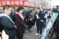 박영선 중소벤처기업부 장관이 16일 서울 강동구 암사종합시장을 방문하여 동네시장 장보기 현황보고를 받고 있다.