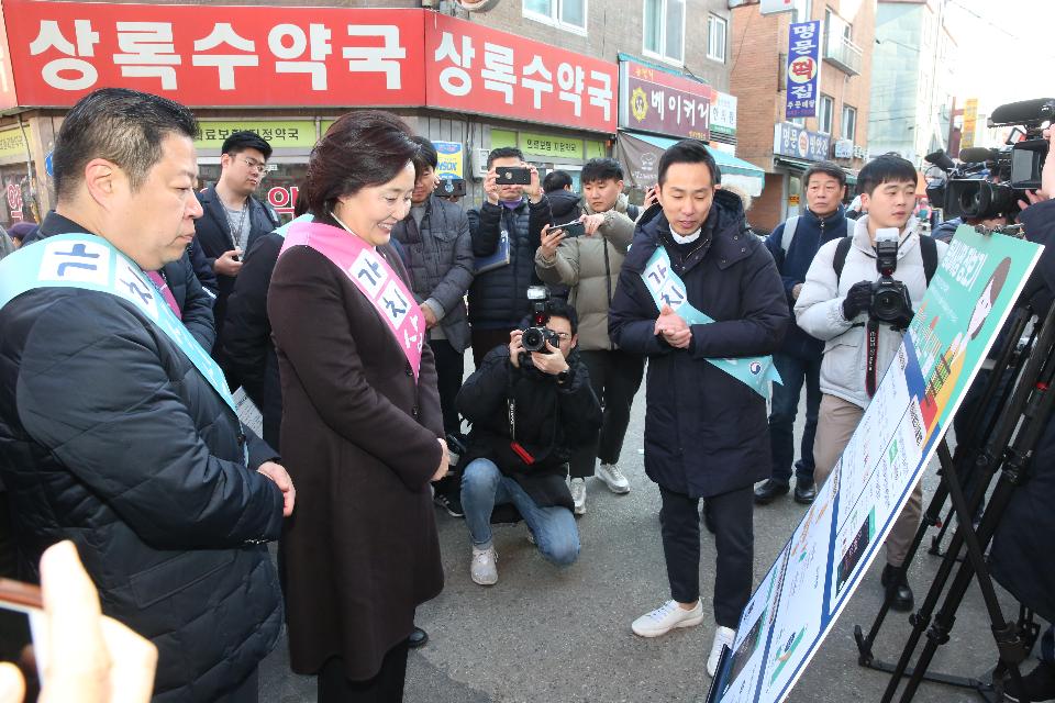 박영선 중소벤처기업부 장관이 16일 서울 강동구 암사종합시장을 방문하여 동네시장 장보기 현황보고를 받고 있다.
