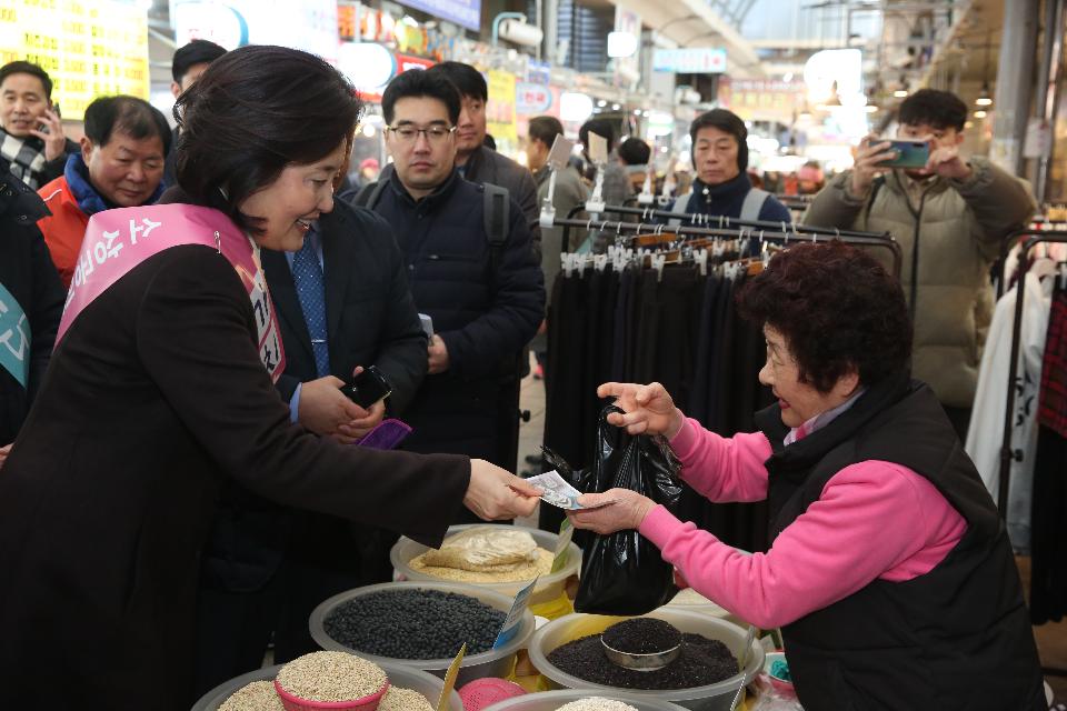  박영선 중소벤처기업부 장관이 16일 서울 강동구 암사종합시장을 방문해 온누리상품권으로 물건을 구입하고 있다.

