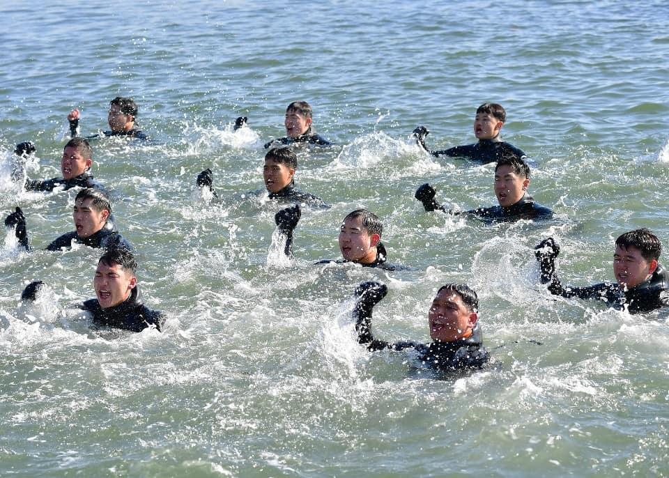 <p>해군 해난구조전대 심해잠수사들이 15일 경남 창원시 진해 앞바다에서 핀 마스크 수영훈련을 하고 있다. 해난구조전대는 16일까지 진해 군항 일대에서 강인한 정신력과 체력을 기르는 데 중점을 두고 혹한기 내한훈련을 할 예정이다.</p>
