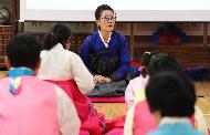 설이 일주일 앞으로 다가온 18일, 가족단위 참석자들이 대전평생학습관에서 운영하는 ‘가족이 함께하는 전통 세시풍속 체험교실’에 참여해 세배, 차례상 차리기 등 예절교육을 받고 있다.  