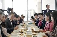 문재인 대통령이 21일 정부세종청사에서 국무회의를 마치고 구내식당에서 신임 공무원들과 점심 식사를 하고 있다.