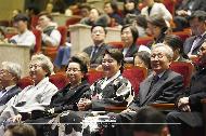 문재인 대통령의 부인 김정숙 여사가 22일 오후 서울 서초구 국립국악원 예악당에서 열린 2020 새해인사회 및 새해국악연에 참석해 '울울창창'(鬱鬱蒼蒼)을 주제로 펼쳐진 새해 국악연 공연을 관람하고 있다. 