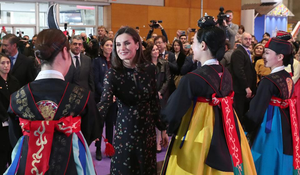 레티시아 오르티스 로카솔라노 (Letizia Ortiz Rocasolano) 스페인 왕비가 22일 오후(현지시간) 스페인 마드리드 전시컨벤션센터(IFEMA)에서 열린 스페인 국제관광박람회(FITUR) 한국 홍보관을 방문해 공연을 관람한 뒤 공연단을 격려하고 있다.