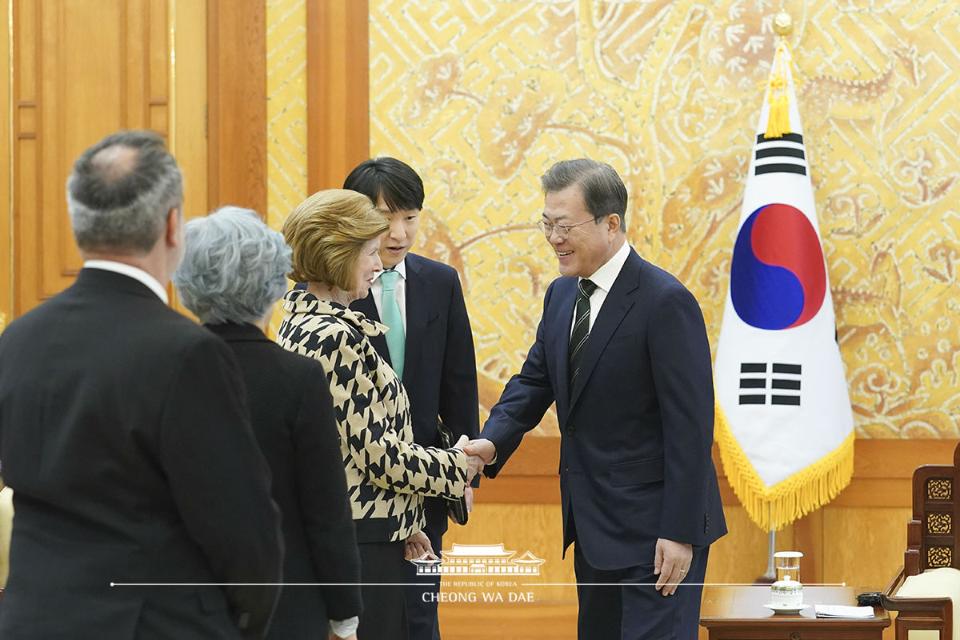 문재인 대통령이 5일 오후 청와대 본관에서 위겟 라벨르 국제반부패회의(IACC) 의장과 악수하고 있다.