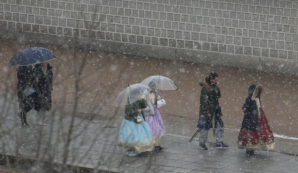 16일 서울, 경기 대설주의보가 내려진 가운데 경복궁 인근 도로에 눈이 내리고 있다.