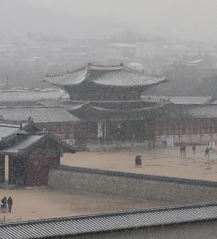 16일 서울, 경기 대설주의보가 내려진 가운데 경복궁에 눈이 내리고 있다.