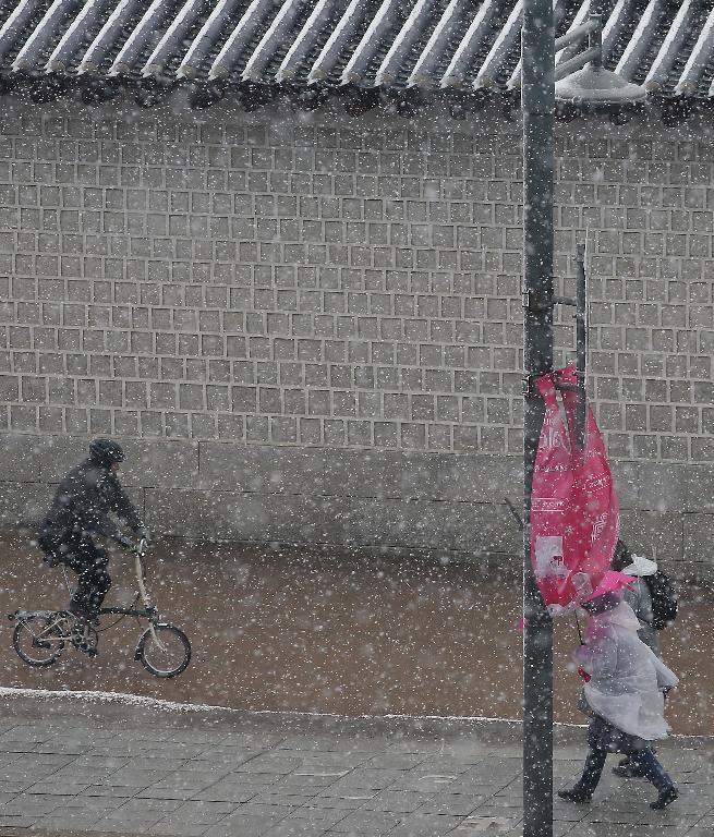 16일 서울, 경기 대설주의보가 내려진 가운데 경복궁인근 도로에 눈이 내리고 있다.
