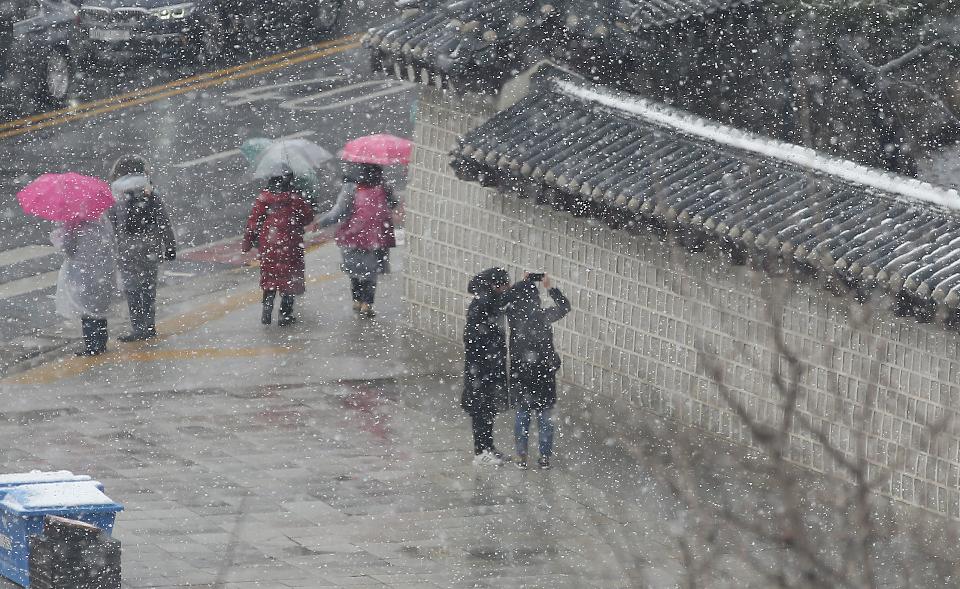 16일 서울, 경기 대설주의보가 내려진 가운데 경복궁 인근 도로에 눈이 내리고 있다.