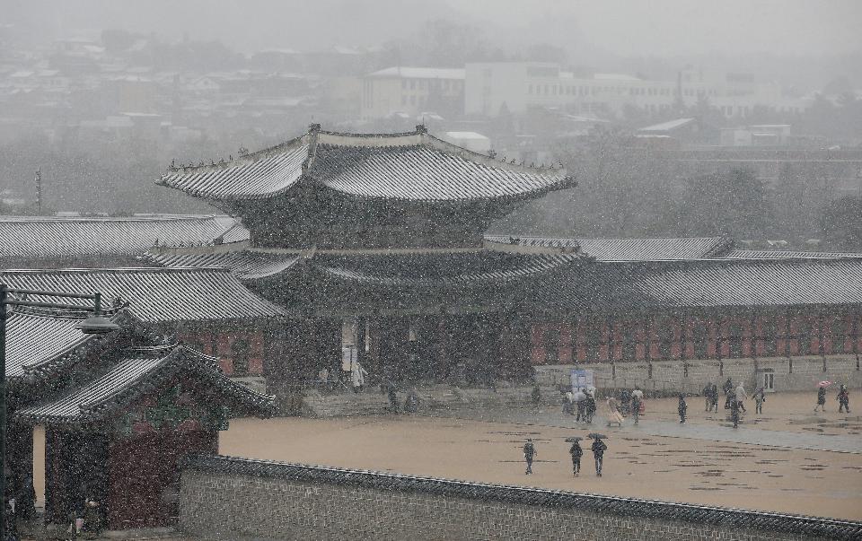16일 서울, 경기 대설주의보가 내려진 가운데 경복궁에 눈이 내리고 있다.
