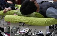 18일 신종 코로나바이러스 감염증(코로나19)에 따른 혈액 수급난 해소를 위해 서울 서대문구 경찰청 공무원들이 경찰청 강당에서 사랑 나눔 헌혈 운동에 참여하고 있다.