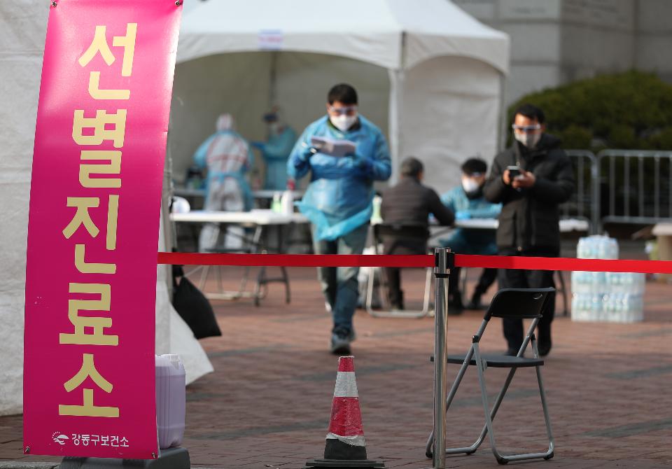 26일 오후 서울 강동구 명성교회 앞에 설치된 코로나19 관련 선별진료소에서 의료진 및 관계자들이 문진과 검채 작업을 진행하고 있다. 