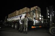 <p>26일 육군2작전사령부 예하 5군수지원사령부 소속의 11톤 트럭에 대구·경북 긴급 지원용 마스크 박스가 적재되고 있다. 이날 육군은 군용 트럭 10대를 이용해 경북 문경에서 대구 월드컵경기장까지 정부지원 마스크 110만 장의 수송을 지원했다.</p>