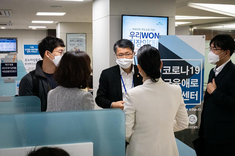 은성수 금융위원장이 서울 중구 우리은행 남대문시장지점에서 은행 관계자의 설명을 듣고 있다.