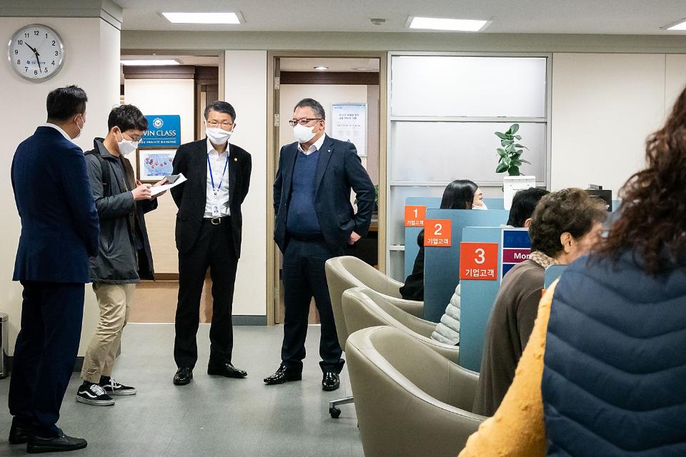 은성수 금융위원장이 서울 중구 기업은행 남대문시장지점에서 은행 관계자의 설명을 듣고 있다.