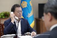 문재인 대통령이 31일 오후 청와대 여민관 소회의실에서 보이코 보리소프 불가리아 총리와 통화하고 있다.