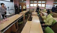 정세균 국무총리가 2일 인천시 서구 인천초은고등학교를 방문, 코로나19 대응한 원격교육을 참관하고 있다. 