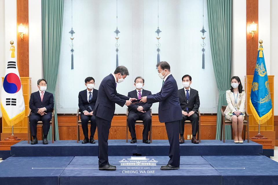 문재인 대통령이 2일 청와대 본관에서 김진경 국가교육회의 의장에게 위촉장을 수여하고 있다.