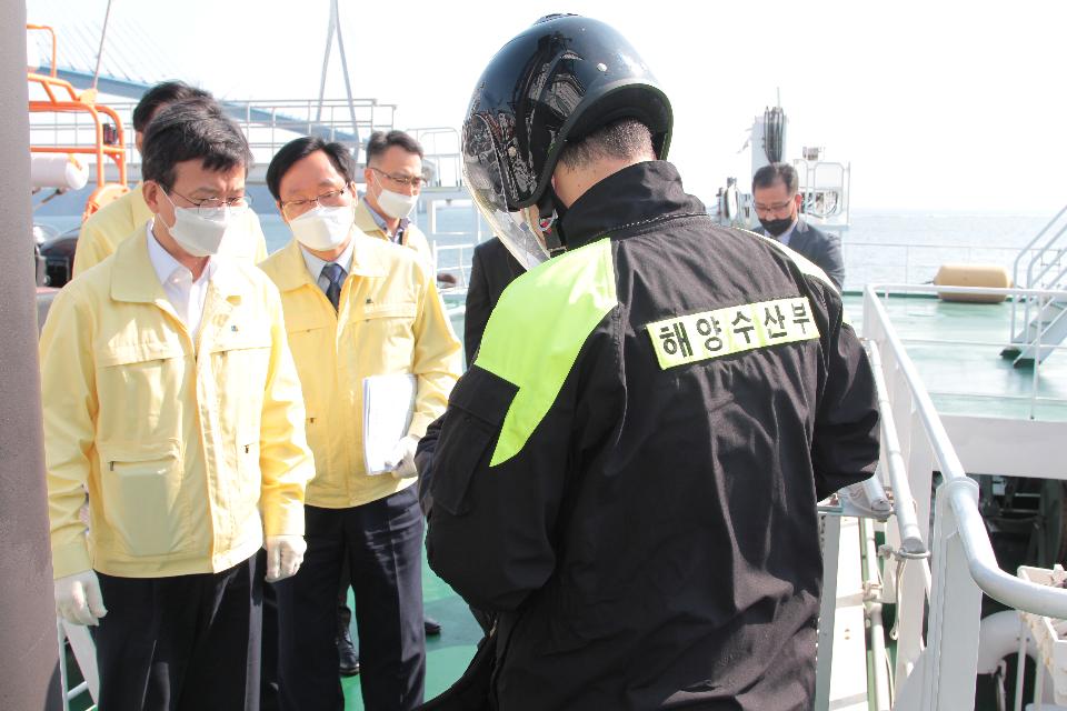 <p>문성혁 해양수산부 장관은 3일 목포항을 방문하여 여객터미널과 여객선의 방역실태를 점검하고, 최근 코로나19 여파로 어려움을 겪고 있는 업체들의 애로사항을 청취했다.</p>