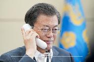 문재인 대통령이 6일 오후 청와대 여민관에서 테워드로스 아드하놈 거브러여수스 세계보건기구(WHO) 사무총장과 전화 통화하고 있다.