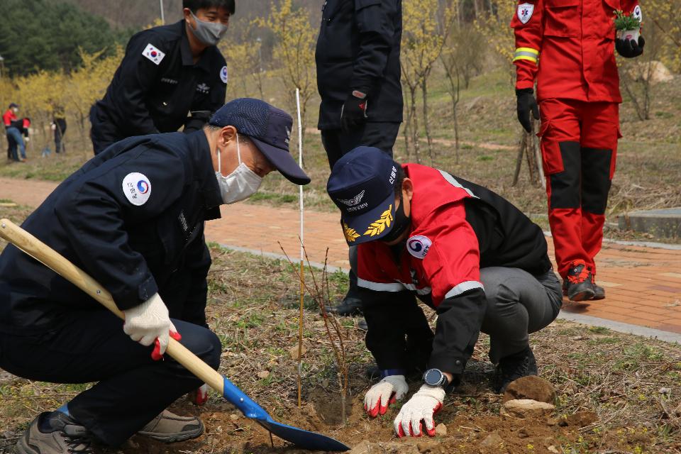 <p>산림청 산림항공본부는 4.7.(화) 식목 행사를 맞아 전 직원이 함께 나무를 심으며 산림 보호를 다짐하고 있다.</p>