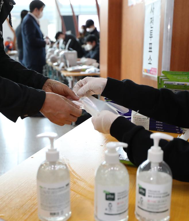제21대 국회의원선거 사전투표 첫날인 10일 오전 서울역에 마련된 남영동 사전투표소에서 시민들이 투표를 하고 있다.