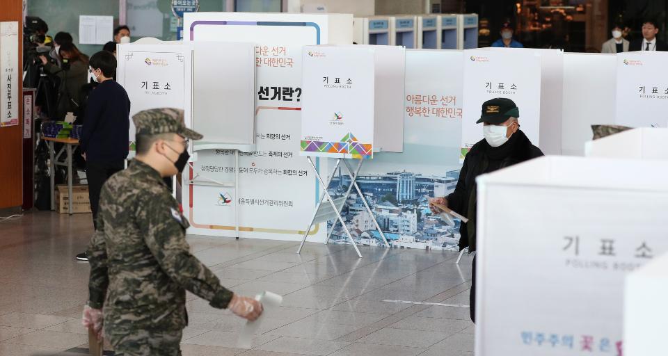 제21대 국회의원선거 사전투표 첫날인 10일 오전 서울역에 마련된 남영동 사전투표소에서 시민들이 투표를 하고 있다.