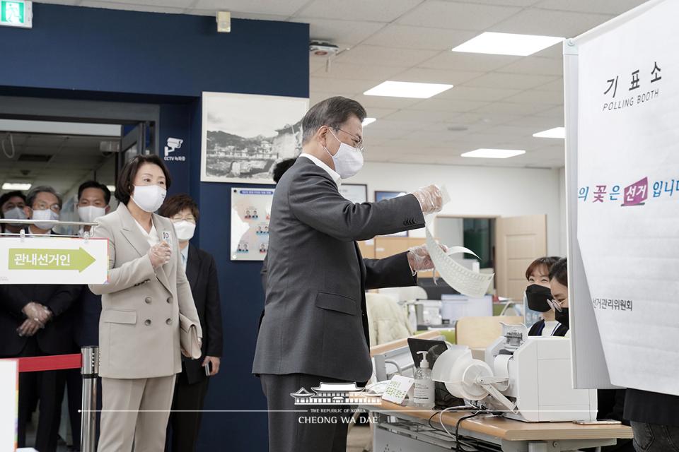 문재인 대통령이 10일 오전 서울 종로구 삼청동 주민센터를 찾아 제21대 국회의원 선거 사전투표에 앞서 투표 용지를 받고 있다.