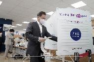 문재인 대통령이 10일 오전 서울 종로구 삼청동 주민센터를 방문, 제21대 국회의원 선거 사전투표를 위해 기표소로 들어서고 있다.