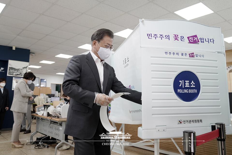 문재인 대통령이 10일 오전 서울 종로구 삼청동 주민센터를 방문, 제21대 국회의원 선거 사전투표를 위해 기표소로 들어서고 있다.