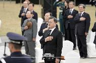 문재인 대통령이 19일 서울 강북구 국립 4.19 민주묘지에서 열린 제60주년 4.19혁명 기념식에서 국민의례를 하고 있다.