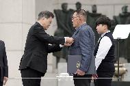 문재인 대통령이 19일 서울 강북구 국립 4.19 민주묘지에서 열린 제60주년 4.19혁명 기념식에서 4.19혁명 유공자 포상을 하고 있다.