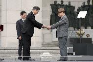 문재인 대통령이 19일 서울 강북구 국립 4.19 민주묘지에서 열린 제60주년 4.19혁명 기념식에서 4.19혁명 유공자 포상을 하고 있다.