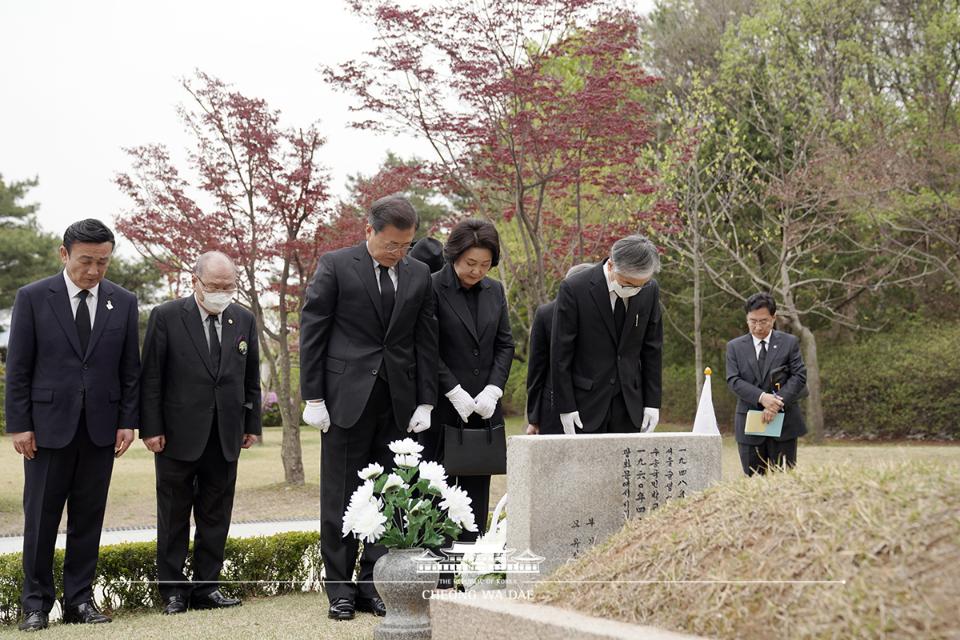 문재인 대통령이 19일 서울 강북구 국립 4.19 민주묘지에서 열린 제60주년 4.19혁명 기념식 후 묘역을 참배하고 있다.